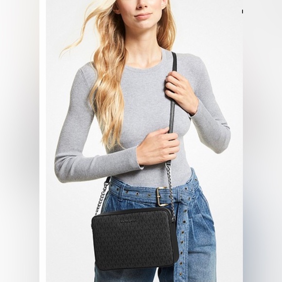 Michael Kors Beautiful Black Crossbody Purse - Picture 3 of 3